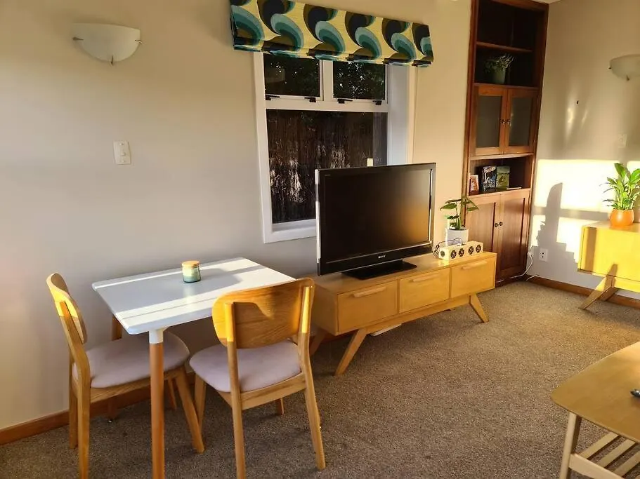 Sunny 1 Bedroom Flat With Parking Wellington 0*,